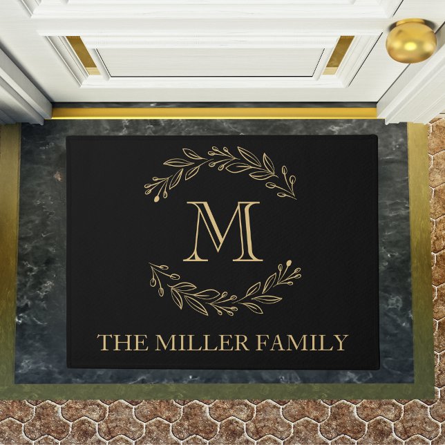Paillasson Élégante couronne d'or noir Nom de famille Monogra (Elegant Black Gold Wreath Family Name Monogram Doormat)