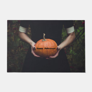 Paillasson Femme tenant un Citrouille d'Halloween