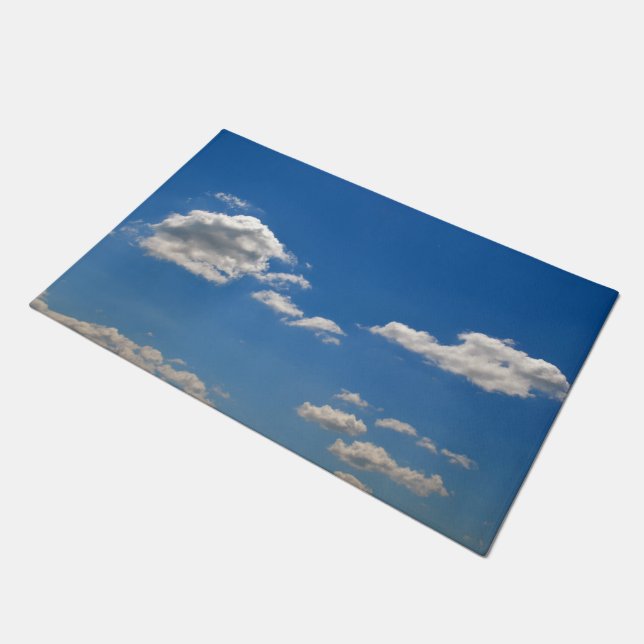 Paillasson Le ciel est bleu et les nuages blancs passent (Incliné)