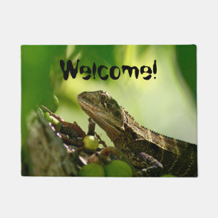 Paillasson Lézard australien se cachant entre le feuille,