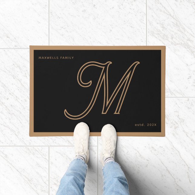 Paillasson Modern Black Gold Monogram Script Family Name (Intérieur)