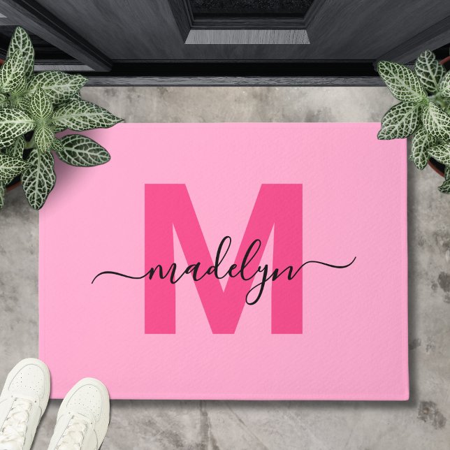Paillasson Monogramme Initial Nom écriture Rose Moderne (Modern Pink Script Initial Monogram Name Doormat )