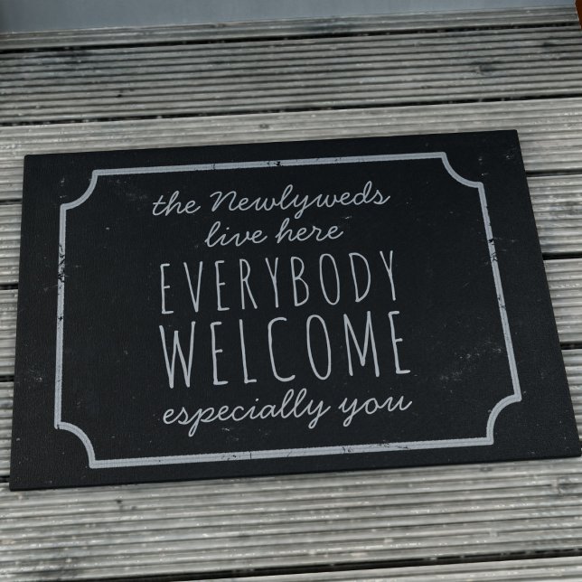 Paillasson Noir rustique et blanc Tout le monde Bienvenue mat (Everybody is welcome at your door with this chalkboard vibe doormat. Just add your name)