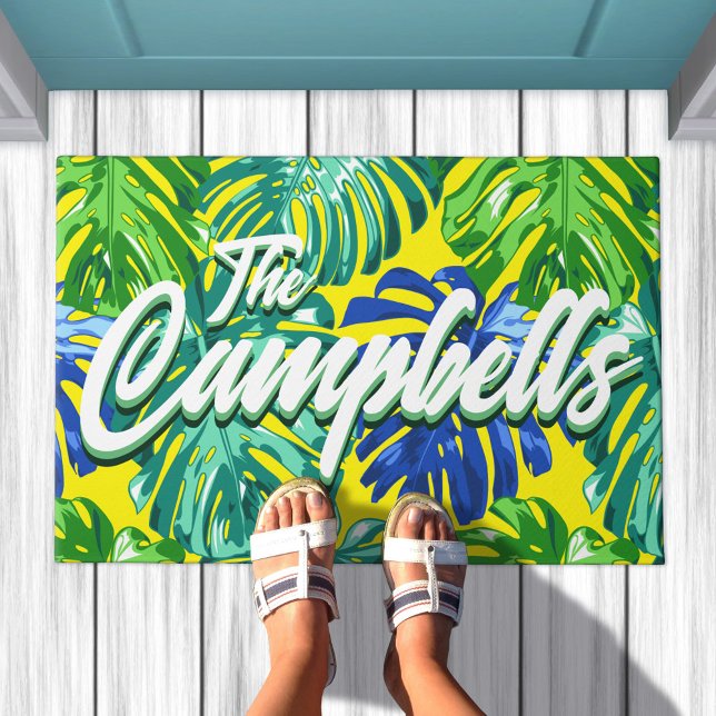 Paillasson Nom Tropical Vert Bleu Jaune Monstera Feuilles (Tropical leaves doormat in yellow & green, edit script to say your family name)