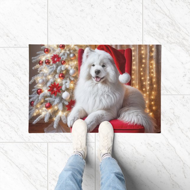 Paillasson Père Noël Samoyed Dog sur une chaise rouge (Intérieur)