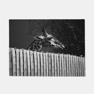 Paillasson Photographie en noir et blanc de girafe derrière u