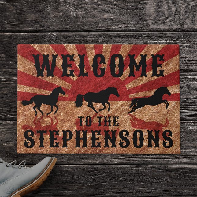 Paillasson Rustic Western Horses Nom de famille Bienvenue (Rustic western doormat with horses and welcome family name text)