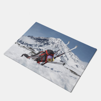 Paillasson Sac à dos et skis sur la neige sur le volcan