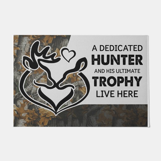 Paillasson Un Chasseur Dédié Et Son Trophée Ultimé (Devant)