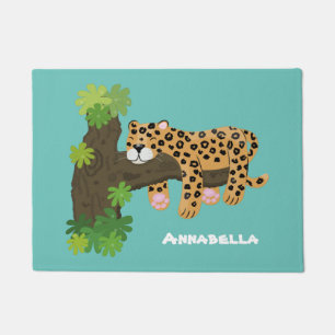 Paillasson Un mignon léopard dormant dans un arbre dessin ani