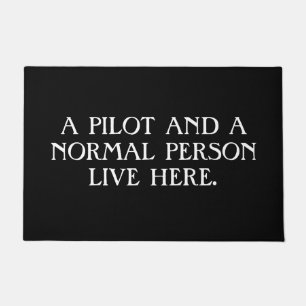 Paillasson Un pilote et une personne normale vivants ici.
