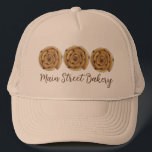 Pain Aux Raisins French Patisserie Bäckerei Food Truckerkappe<br><div class="desc">Das Design zeigt eine originelle Illustration eines köstlichen Schmerz aux Rosinen (Schmerz au Rosine). Diese Patisserie ist ein Grundnahrungsmittel und wird mit Pfefferkuchen, Rosinen und Konditorcreme zubereitet. Sie wird auch als Escargot oder Schmerzrauschen bezeichnet. Das Gebäck ähnelt dem Frühstücksbüffet oder dem Rosinenbrot. Ideal für eine französische Bäckerei, Konditorei, Kuchenverkauf, Feinschmecker,...</div>