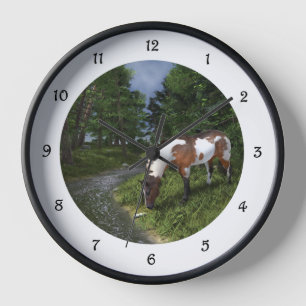 Paint Horse am Waldstrom Uhr