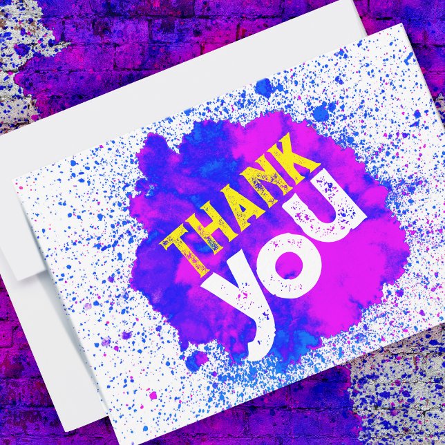 Paint Spritzer Vielen Dank - Blau auf Weiß Dankeskarte (purple paint splatter thank you card and envelope against a paint splattered brick background)