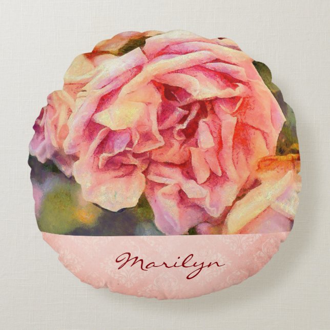 Painterly Pink Roses on Damask Mit Monogramm Rundes Kissen (Vorderseite)