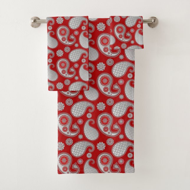 Paisley-Muster, Silver Gray / Grau auf Deep Red Badhandtuch Set (Insitu)