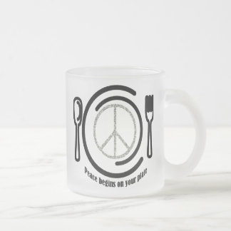 Paix sur la tasse de plat