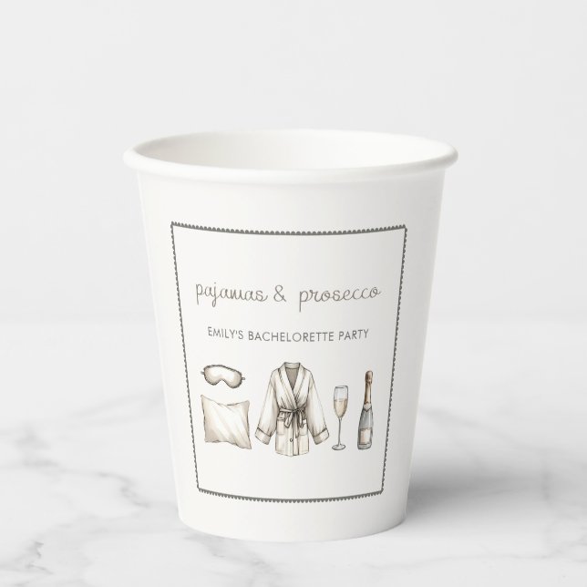 Pajamas & Prosecco Personalisierter Junggeselinnen Pappbecher (Vorderseite)