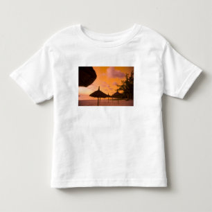 Palapa-Strandhütten bei Sonnenaufgang, Belle Mare Kleinkind T-shirt