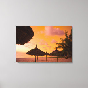 Palapa-Strandhütten bei Sonnenaufgang, Belle Mare  Leinwanddruck