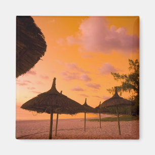 Palapa-Strandhütten bei Sonnenaufgang, Belle Mare Magnet