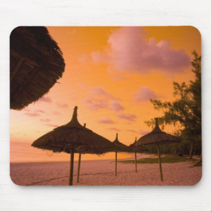 Palapa-Strandhütten bei Sonnenaufgang, Belle Mare Mousepad