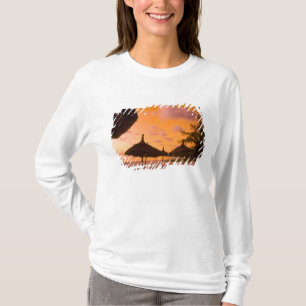 Palapa-Strandhütten bei Sonnenaufgang, Belle Mare T-Shirt