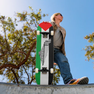 Palästinensische Flagge und Karte mit Keffiyeg-Mus Skateboard