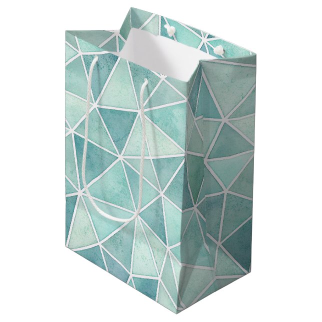 Pale Aqua Geometric Mosaic – Polygon Mittlere Geschenktüte (Vorderseite Schrägansicht)