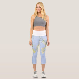 Pale Pastel Blue Sky Wilde Blume Meadow Capri Leggings