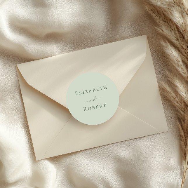 Pale Sage Green Minimalistischen Couple Names Wedd Runder Aufkleber (Pale Sage Green Minimalist Couple Names Wedding Classic Round Sticker on a wedding envelope.)