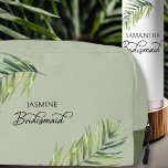 Palm-Leaf der Hochzeitspartei jeder Farbe Bridesma Waschbeutel<br><div class="desc">Brautparty Geschenk für Ihre Brautjungfrau - oder für jeden in Ihrer Hochzeitsfeier. Bridesmaid wird in Wirbler handgeschriebener Kalligrafie geschrieben und kann durch Eingabe des Designwerkzeugs leicht auf eine andere Rolle umgeschaltet werden. Das Design umfasst ein tropisches Palmenblatt in Aquarellfarbe, das auch im Monogramm-Motiv mit den Initialen, Namen und Hochzeitstag der...</div>