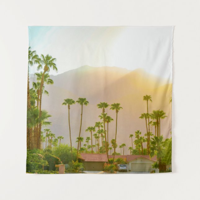 Palm Springs sunset day with mountains and palm tr Wandteppich (Vorderseite)