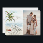 Palm Tree Beach Stühle Tropical Holiday Foto Card Einladung<br><div class="desc">Diese Weihnachtskarte "Frohe Weihnachten von dieser Seite der Welt" bietet einen Palmen mit Ziergegenständen und Lichtern,  ein Paar Liegestühle unter dem Regenschirm an einem Sandstrand in Aquarell. Auf der Rückseite stehen Palmen und das Meer in Aquarelltönen. Personalisieren Sie es für Ihre Bedürfnisse. In meinem Geschäft finden Sie passende Produkte.</div>