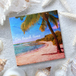 Palm Tree Hawaii Vintages Foto auf Beach Time Art Fliese<br><div class="desc">"Zur Strandzeit." Entspannen Sie sich in Erinnerungen von faulen, tropischen Tagen am Strand, wenn Sie diesen Hawaii Urlaub funky, Retro, Vintage Aussehen, Not leidende Keramik Fliesen einer einsamen Palme auf einem sandigen, halbmondförmigen Strand, mit klaren türkisblauen Himmel und Wasser. 2 Größen zur Auswahl: 4, 25" Quadrat oder 6" Quadrat. Macht...</div>