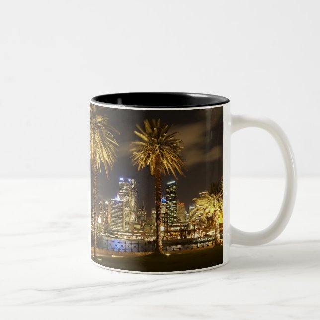 Palm Trees and CBD at Night, Sydney, New South Zweifarbige Tasse (Rechts)