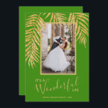 Palm Tropical Christmas Foto Holiday Card Feiertagskarte<br><div class="desc">Glamouröse Imitate goldene Glitzer-Palmen auf einem weihnachtlich grünen Hintergrund markieren Ihr Lieblings-Foto auf diesen Weihnachtsfotokarten. "It's A Wonderful Life",  oder jeder Gruß,  den Sie wählen,  und Ihre Namen am Ende in schicken Schriften. Wählen Sie Matte für das schwerste Papier. ***HORIZONTALE Vorlage in unserem Geschäft gemacht.</div>
