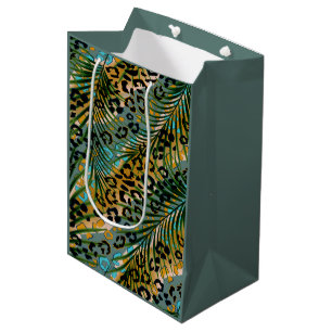Palm verlasse auf einem Leopardenhintergrund. Mittlere Geschenktüte
