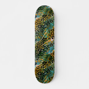 Palm verlasse auf einem Leopardenhintergrund. Skateboard