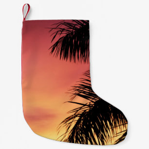 PALMBAUM WÄHREND DES SONNENS UNTER SCHÖNEM HIMMEL KLEINER WEIHNACHTSSTRUMPF