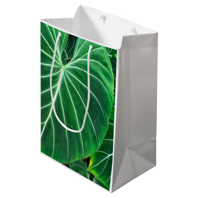Palmblättriger Regenwald Mittlere Geschenktüte (Vorderseite Schrägansicht)