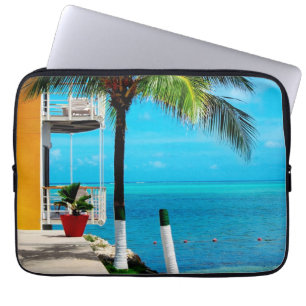 Palme am Vorgarten eines Hauses durch das Meer Laptopschutzhülle