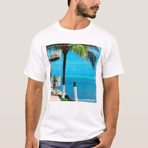 Palme am Vorgarten eines Hauses durch das Meer T-Shirt