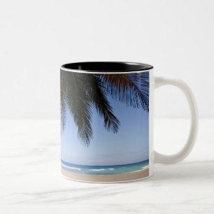 Palme entlang karibischem Meer Zweifarbige Tasse