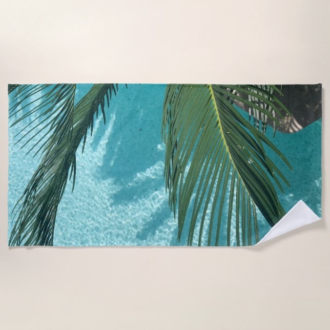 Palme über dem Wasser Strandtuch (Vorderseite)