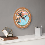 Palmen der tropischen Hawaiianischen Insel auf Imi Große Wanduhr<br><div class="desc">Fun Mais strukturiert Aussehen Freiluft-Kissen mit lustigen bunten Retro Illustration Bild von grünen Palmen, blaue Wellen, Orangensonne, gelbe und rosa Sonnenstrahlen. Umgeben von Wörtern, die sich auf die Sommerzeit beziehen.. Waves, Beach Party, Good Vibes, Cocktails, Sommer, Freunde, Lachen, Sonne und Surfen. Cooles Handkissen zum Gebrauch während der Grillen Strand oder...</div>