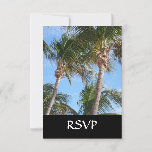 Palmen gegen den blauen Himmel RSVP Karte (Vorderseite)