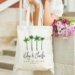 Palmen Hochzeit in Urlaubsort Empfang Tragetasche<br><div class="desc">Herzlich willkommen in Ihrer Hochzeit in Urlaubsort mit diesen schicken und modernen personalisierten Taschen. Das Design umfasst vier grüne Palmenbilder mit Ihren Namen in handgeschriebenen Schriftzeichen. Personalisieren Sie Ihre Hochzeitsreise unten (gezeigt mit Laguna Beach) in klassischen Serifenschriften, sowie das Jahr. Wir Liebe es mit römischen Ziffern für eine unerwartete Touch!...</div>