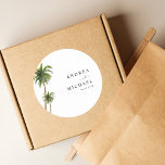 Palmen Trees Tropical Beach Hochzeit in Urlaubsort Runder Aufkleber<br><div class="desc">Feiern Sie Ihre Hochzeit mit diesen hübschen Aufklebern,  die mit Aquarellpalmen und Ihrem eigenen Text aufwarten. Fügen Sie einfach Ihre eigenen Daten hinzu,  indem Sie auf die Option "Personalisieren" klicken.</div>