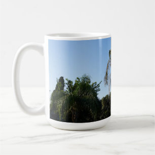 Palmenbaum unter einem klaren Himmel versetzen Kaffeetasse